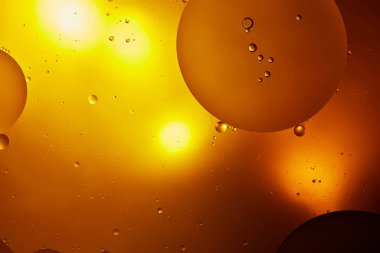 Karışık su ve petrolün turuncu renklerdeki güzel soyut arkaplanı