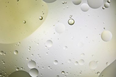 Açık yeşil ve gri renkli karışık su ve yağdan soyut arkaplan