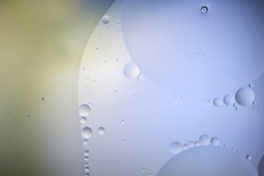 Açık mavi ve yeşil renkli karışık su ve yağdan güzel soyut arkaplan