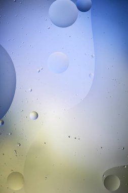 Açık mavi ve yeşil renkli karışık su ve yağdan güzel soyut arkaplan