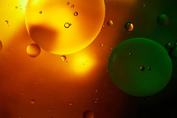 橙色和绿色混合水和油的抽象背景 — 图库照片