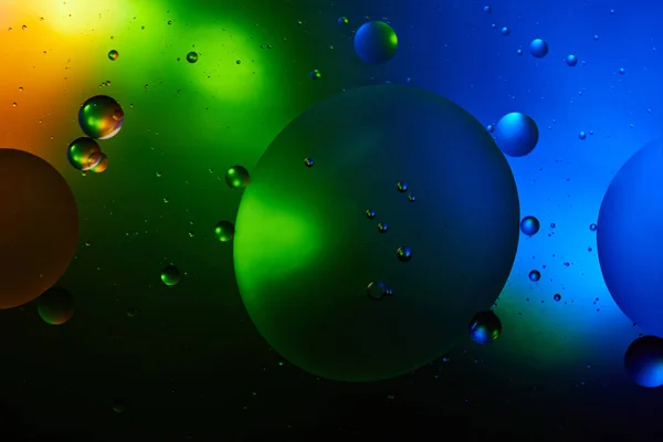 绿色和蓝色混合水和油的抽象背景 — 图库照片
