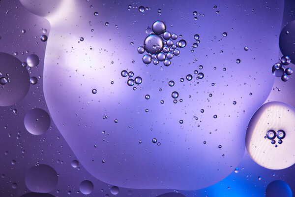 креативный абстрактный синий и фиолетовый цвет фона из смешанной воды и масла
  