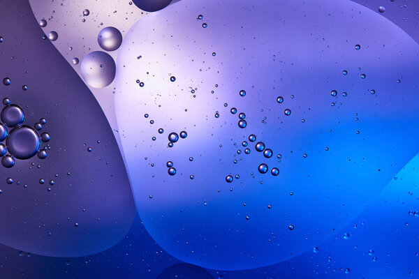 синий и фиолетовый цвета абстрактный фон из смешанной воды и масла
  