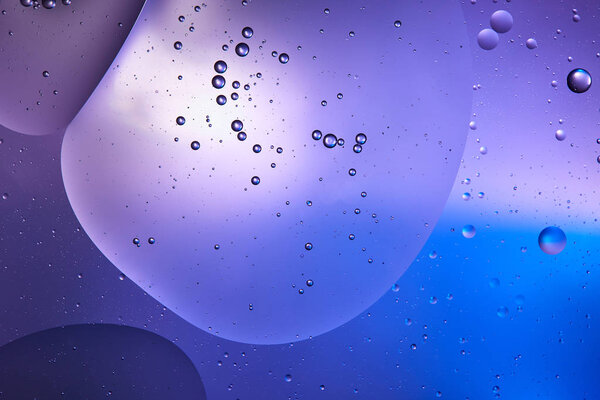 Красивый абстрактный синий и фиолетовый цвет фона из смешанной воды и масла
 