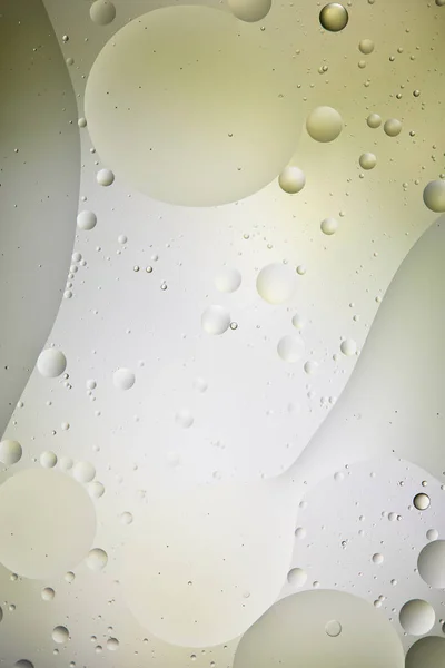 浅绿色和灰色混合水泡和油泡的抽象背景 — 图库照片