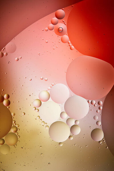 абстрактный фон из смешанных пузырьков воды и масла красного и желтого цвета
