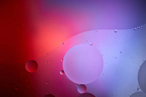 从混合水和油泡中提取紫色和红色纹理 — 图库照片