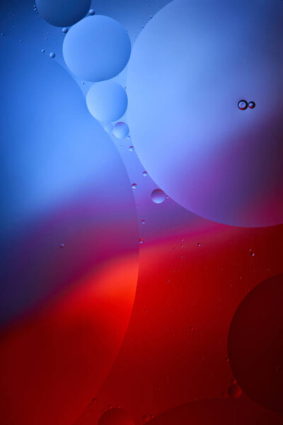 Красивый абстрактный фон из смешанной воды и масла в синем и красном цвете
