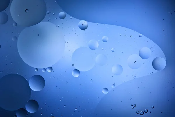 青い色の混色水と油からの美しい色抽象的な背景 — ストック写真