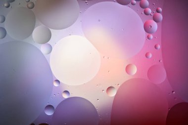Karışık su ve baloncuklardan oluşan mor ve pembe renk dokusu