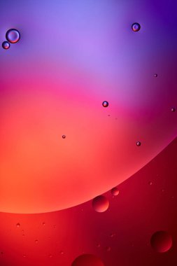 Karışık su ve pembe ve mor renkli yağ baloncuklarının güzel soyut dokusu