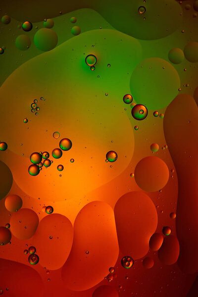 зеленый и красный цвета абстрактный фон из смешанных пузырьков воды и масла
 