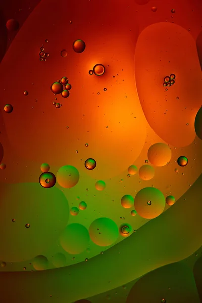 绿色和红色混合水泡和油泡的抽象背景 — 图库照片