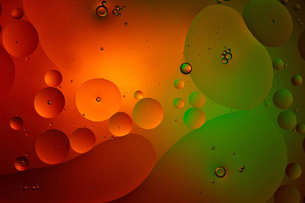 абстрактный зеленый и красный цвет фона из смешанных пузырьков воды и масла
 