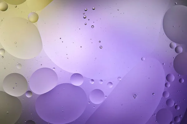 混合水と油の泡からの抽象的な紫と緑の背景 — ストック写真