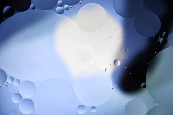 混合水と油からの水色の抽象的な背景 — ストック写真