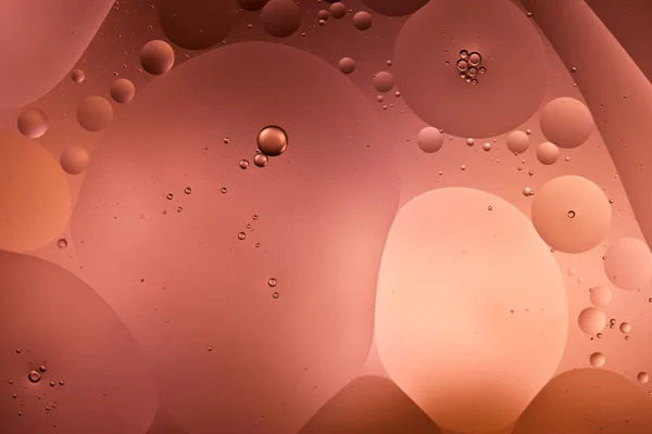 红色水泡和油泡混合形成的抽象背景 — 图库照片