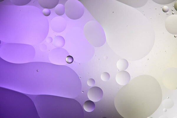 абстрактный фиолетовый и серый цвет текстуры из смешанных пузырьков воды и масла
