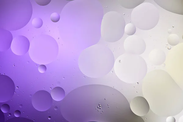 从混合水和油泡中提取紫色和灰色纹理 — 图库照片
