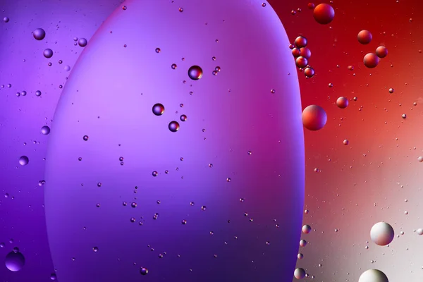 从混合水和油泡中提取出富有创意的紫色和红色纹理 — 图库照片