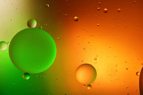 オレンジ 緑の混合水と油からの美しい抽象的な背景 — ストック写真