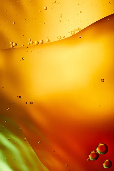 用橙色 红色和绿色混合的水和油构成美丽的抽象背景 — 图库照片
