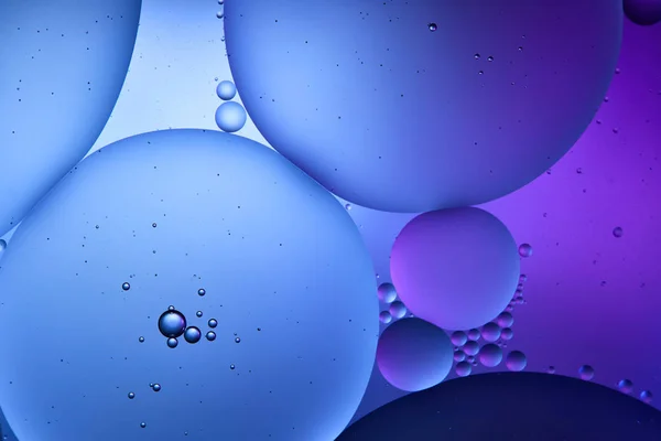 混合水和油的美丽的蓝色和紫色抽象背景 — 图库照片