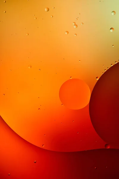 混合水と油からのオレンジと赤の抽象的な背景 — ストック写真