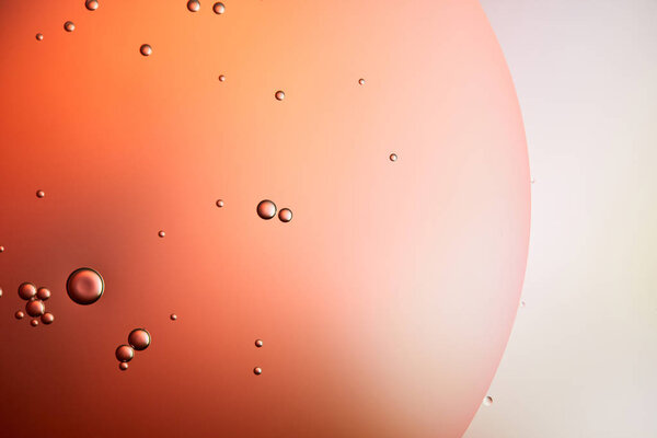 абстрактный фон из смешанных пузырьков воды и масла красного и серого цвета
