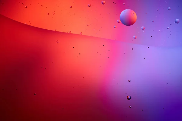 ピンクと紫の混合水と油の泡から創造的な抽象的なテクスチャ — ストック写真