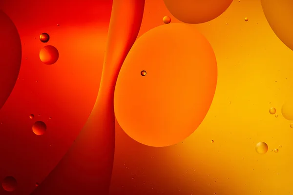 混合水と油からの創造的な抽象オレンジと赤の色の背景 — ストック写真