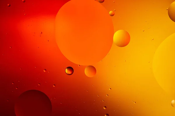 オレンジ色の混合水と油からの美しい抽象的な背景 — ストック写真