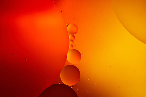 креативный абстрактный оранжевый и красный цвет фона из смешанной воды и масла
 