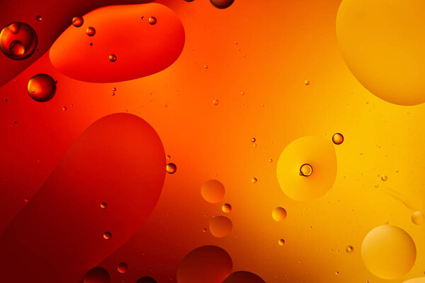 Красивый абстрактный фон из смешанной воды и масла в оранжевом цвете
