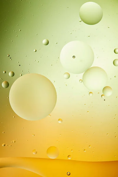 緑とオレンジ色の混合水と油から創造的な背景 — ストック写真