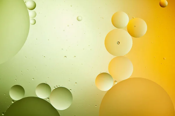 用绿色和橙色混合水和油创作的抽象背景 — 图库照片