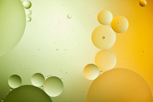 творческий абстрактный фон из смешанной воды и масла в зеленом и оранжевом цвете

