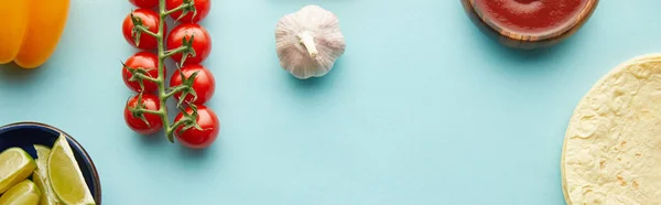 Вид Зверху Тортильї Стиглими Овочами Лаймом Синьому Фоні Панорамний Знімок — стокове фото