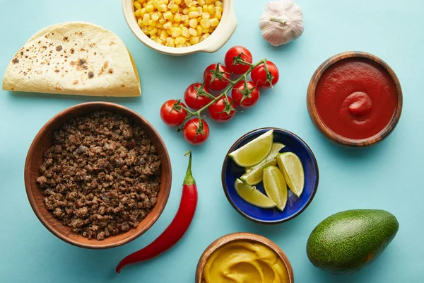 Vedere Sus Ingredientelor Proaspete Pentru Taco Carne Fundal Albastru — Fotografie, imagine de stoc