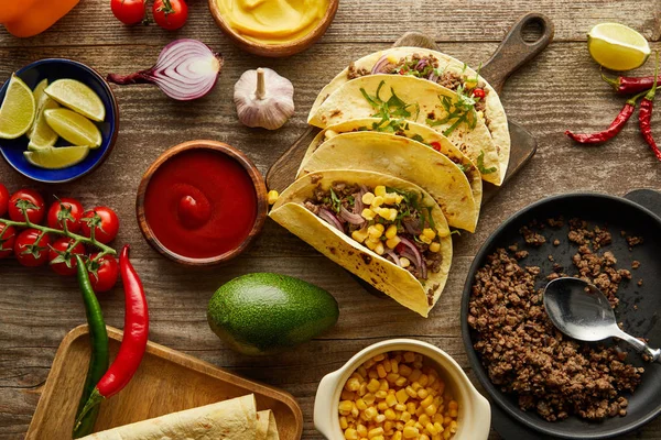 Vista Superior Tacos Cocidos Con Verduras Salsas Sobre Superficie Madera — Foto de Stock