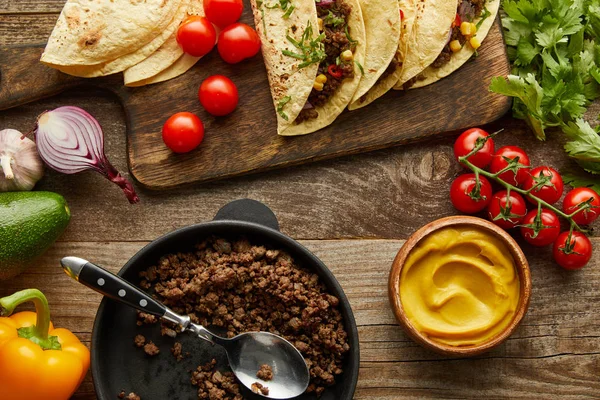 Draufsicht Auf Leckere Tacos Mit Hackfleisch Auf Schneidebrett Und Zutaten — Stockfoto