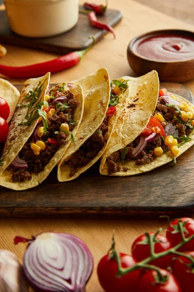 Chutné Čerstvé Tacos Řezací Desce Zeleninou Dřevěném Stole — Stock fotografie