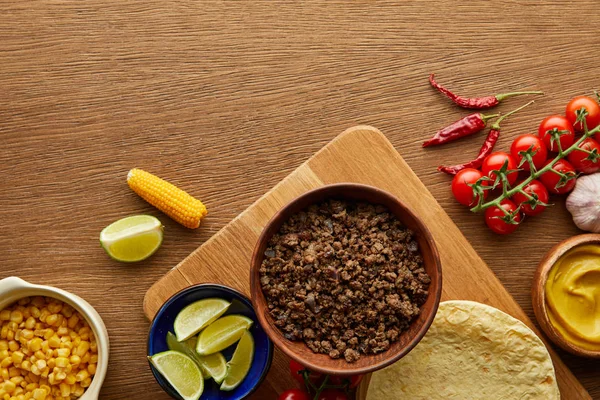 Bovenaanzicht Van Tortilla Met Ingrediënten Voor Taco Houten Achtergrond — Stockfoto