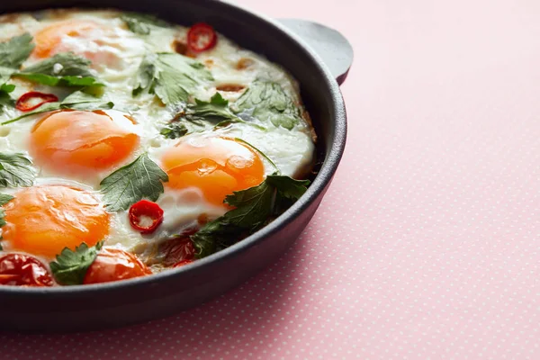 Närbild Stekta Ägg Med Persilja Tomater Och Chilipeppar Stekpanna Rosa — Stockfoto