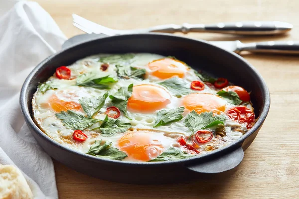 Selective Focus Fried Eggs Parsley Chili Pepper Wooden Table Cutlery — Stock Photo, Image