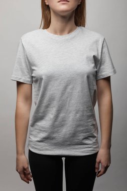 Gri arkaplanda boş gri tişörtlü kadın manzarası