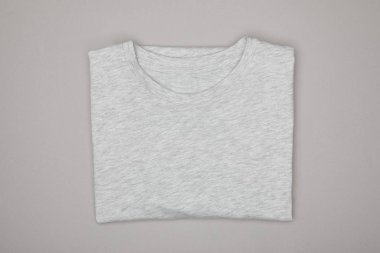 Gri üzerine izole edilmiş boş gri tişörtün üst görünümü