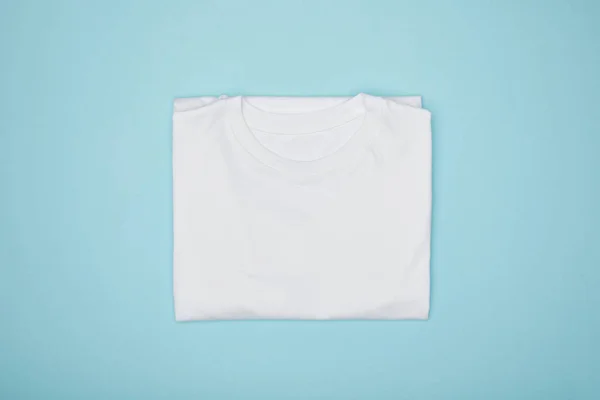 Πάνω Όψη Του Κενού Βασικού Λευκού Shirt Που Απομονώνονται Μπλε — Φωτογραφία Αρχείου