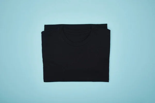 Vista Superior Camiseta Preta Básica Branco Isolada Azul — Fotografia de Stock